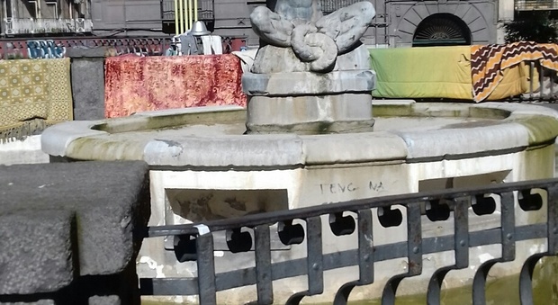 Napoli, fontana del Tritone, i residenti: «Clochard fanno sesso in pubblico»