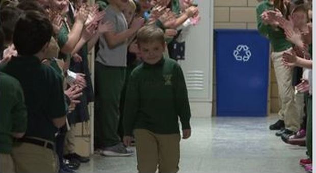 Bimbo di 6 anni guarisce dalla leucemia, i compagni di scuola lo accolgono come un campione