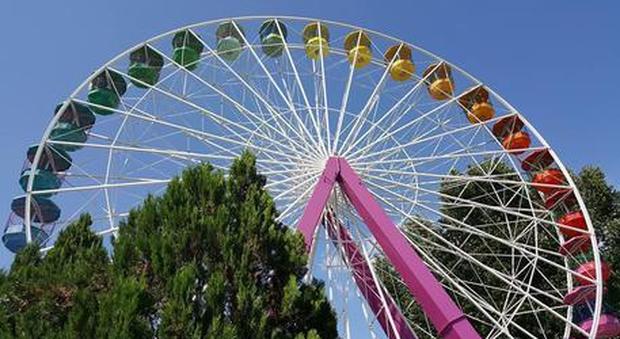 Una dozzina di persone resta sospesa a 80 metri di altezza su un'attrazione in un parco divertimenti cileno - VIDEO