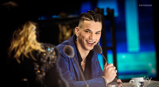 Gaffe di Mika durante la semifinale di X Factor 2020: «Hell Raton ha avuto il Covid». Manuelito non reagisce bene