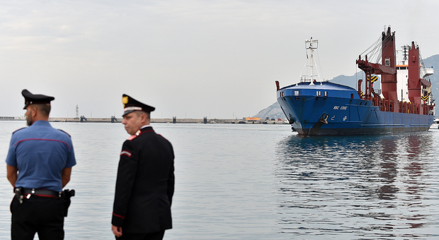 L'arrivo della nave mercantile Bbc Edge al porto di Salerno