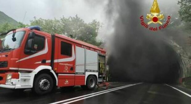 Camion si incendia in galleria, paura sulla superstrada Sora -Cassino: autista miracolato e traffico bloccato
