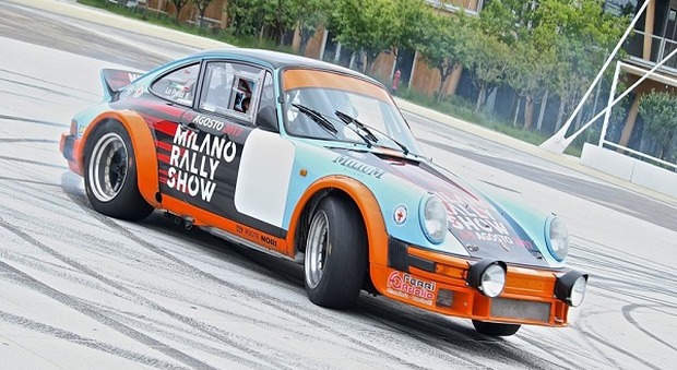 Una Porsche in pista presenta il Milano Rally Show