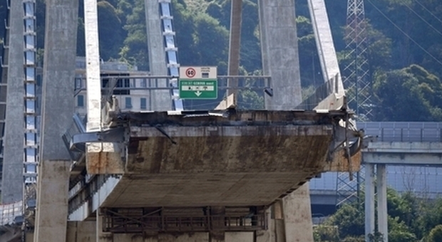 Ponte Morandi, un operaio schiacciato da un macchinario nel cantiere: è grave