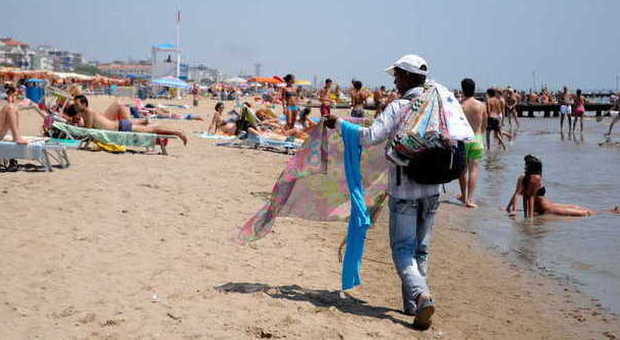 Controlli in spiaggia, venditore abusivo diventa violento e ferisce tre agenti