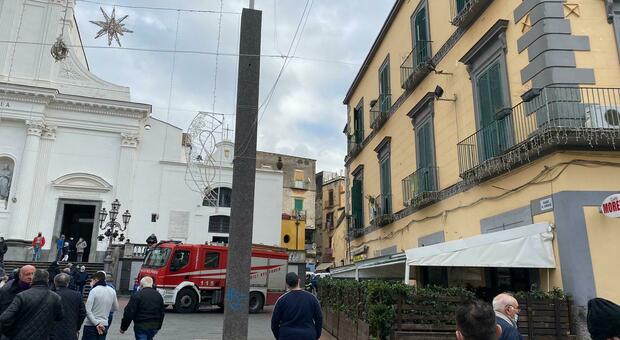Fuga di gas in piazza Santa Croce a Torre del Greco: panico e pompieri