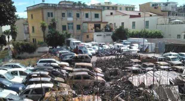 Fulmine sul deposito giudiziario, a fuoco cento veicoli: notte di paura a Casoria