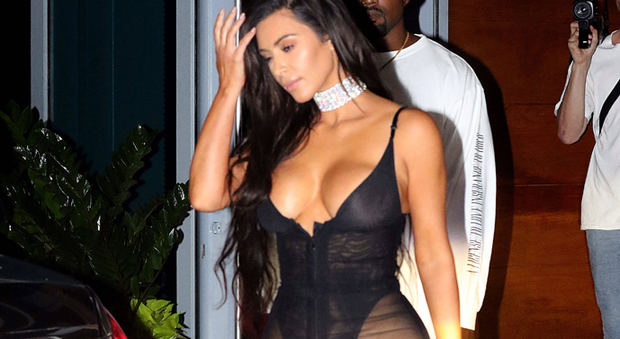 Kim Kardashian, trasparenze hot a Miami