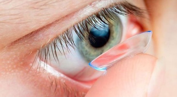 Mette le lenti a contatto senza pulirle bene: un batterio le divora l'occhio, ora è cieca