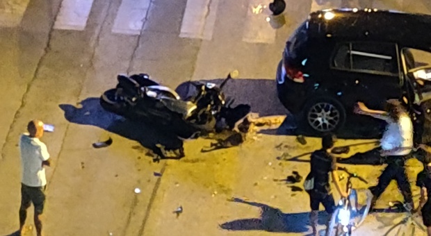 Violento incidente sul lungomare a Porto San Giorgio, paura per un ragazzo in scooter trasportato all'ospedale