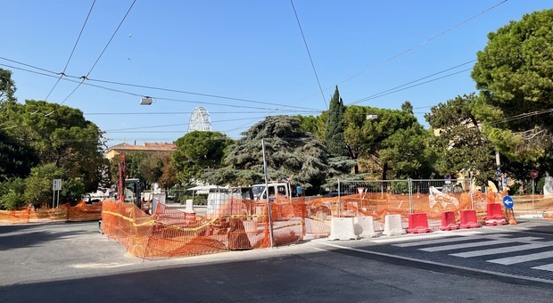 Il cantiere in corso (da 8 mesi) davanti a piazza Cavour. Sullo sfondo, la ruota panoramica