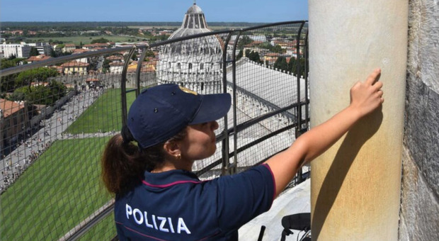 Torre di Pisa, lo sfregio della turista francese che incide un cuore e le iniziali della coppia