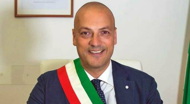 Il sindaco di Montecorvino Pugliano, Alessandro Chiola