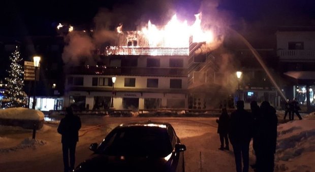 Il resort va a fuoco e le persone si lanciano dalla finestra: le immagini choc fanno il giro del mondo