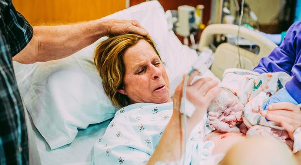 Donna di 61 anni partorisce una bambina per il figlio gay e il suo compagno: «È il dono di una madre»