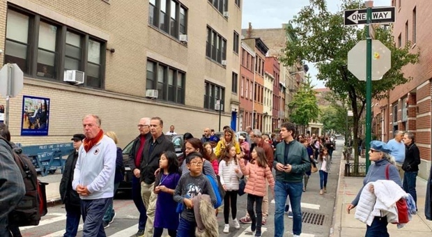 New York si inchina alla fede della regina del Rosario: migliaia in processione