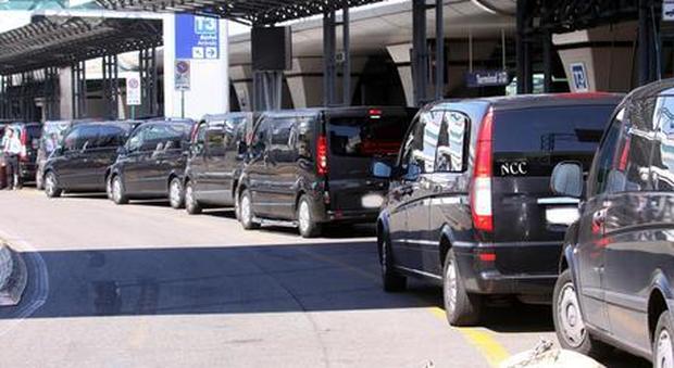 Falsi Ncc in aeroporto, polizia scopre giro di licenze taroccate per la Ztl