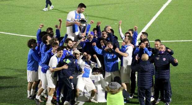I giocatori del Fossombrone in trionfo a Senigallia con la Coppa Italia di Eccellenza