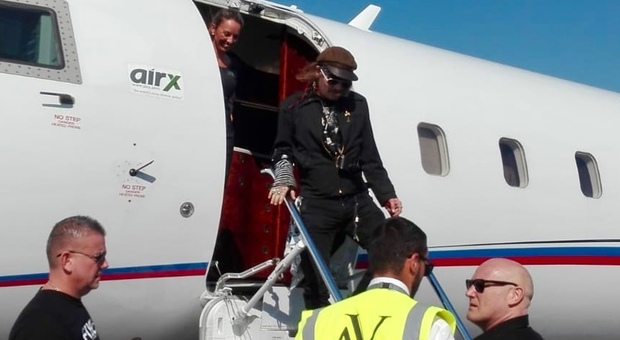 Johnny Depp atterra con un jet privato: in tour con gli Hollywood Vampires