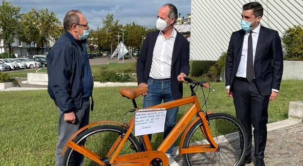 La bici di legno donata a Zaia dalla ditta Galante e la raccolta fondi per i bambini malati