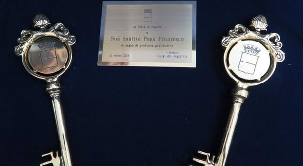 Il Papa riceve da De Magistris le chiavi della città: «Napoli luogo di pace»