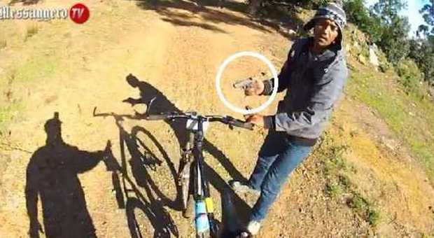 In bici con la GoPro, riprende e incastra i banditi che lo rapinano