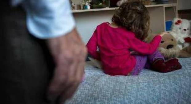 Madre vendeva i suoi tre figli per 20 euro: «Piccoli messi in fila per essere abusati»
