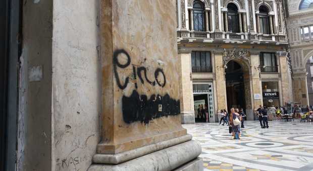 Napoli, bellezza sfregiata: l'oltraggio dei writers ai monumenti simbolo