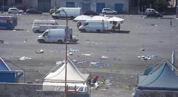 Salerno, la spesa tra i rifiuti del mercato: la foto su sito Fb della Caritas