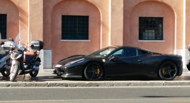 Ferrari sul marciapiede a Roma, maxi-multa al turista straniero