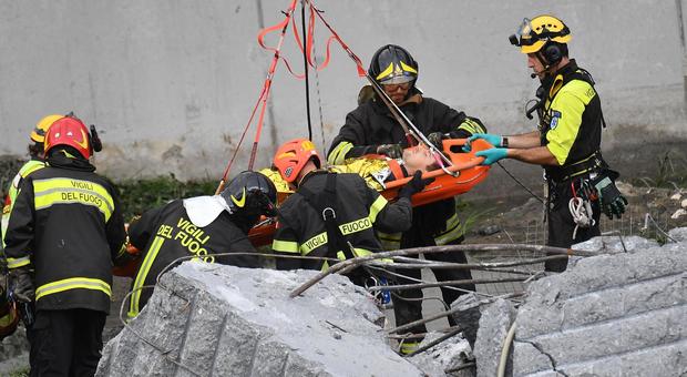 Crollo del Ponte Morandi, a Genova lunghe code in ospedale per donare il sangue ai feriti