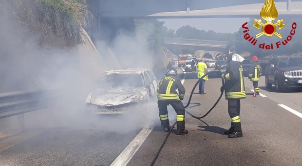 Partono per le ferie, ma la vettura prende fuoco in autostrada: salvi per miracolo