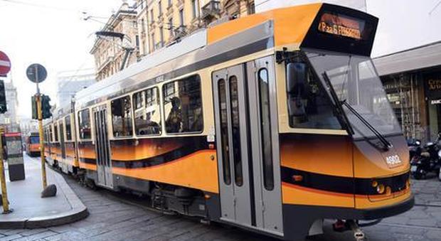 Milano, giovane investito da un tram: stava correndo sui binari