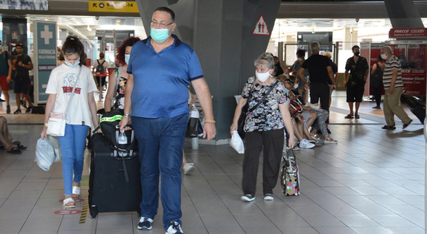 Coronavirus, alla stazione centrale di Napoli paura e caos: «Difficile viaggiare così»