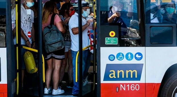 Follia a Napoli: non indossa la mascherina, vede la polizia e danneggia un bus