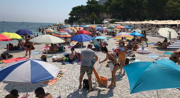 Portonovo, voglia di mare: è già scattata la corsa al posto migliore. Primi ombrelloni prenotati