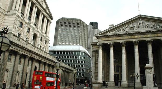 Bank of England conferma misure stimolo e taglia stime crescita