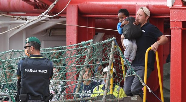 Migranti Ocean Viking a Messina: iniziato lo sbarco dei 182