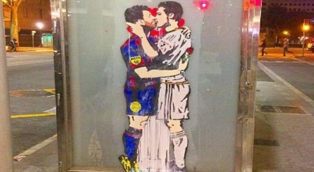 Clasico, il bacio tra Messi e Cristiano Ronaldo diventa un murales a Barcellona Foto