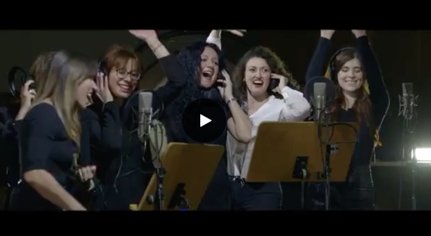 I parlamentari si improvvisano cantanti e musicisti per solidarietà: ecco il brano “Onorevole Natale”