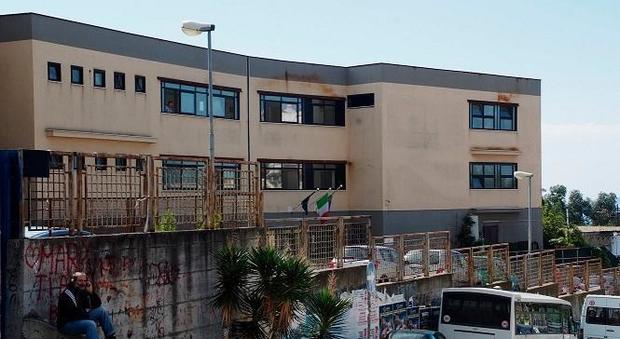 Pozzuoli, quarto raid vandalico in due mesi: la scuola chiude