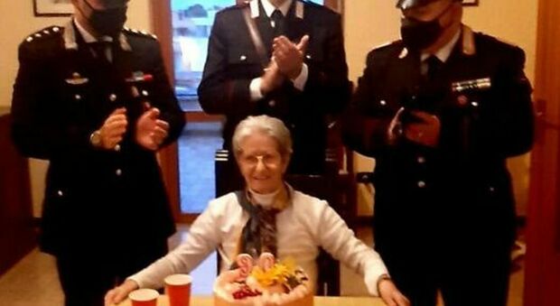 Carabinieri festeggiano i 90 anni della mamma del collega ucciso 34 anni fa: «Siamo qui per onorare Cosimo»