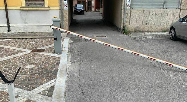 La sbarra divelta al parcheggio di piazzale D'Annunzio