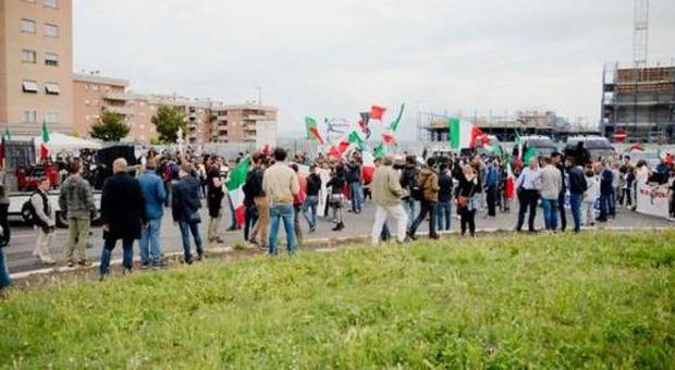 Ponte di Nona, i residenti protestano contro i campi rom