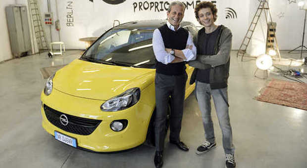 Il presidente di Opel Italia Roberto Matteucci e Valentino Rossi con la nuova Adam