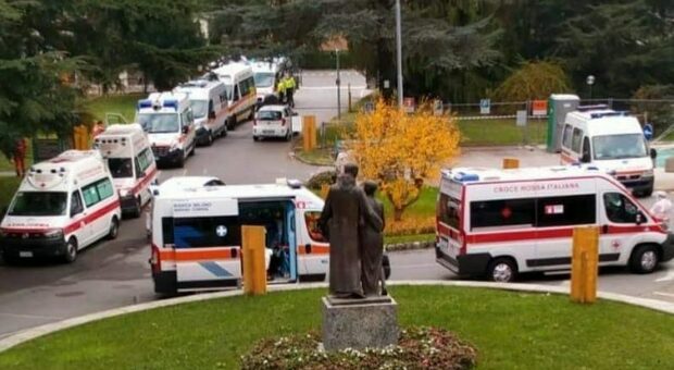 Napoli, ambulanza senza assicurazione sequestrata davanti all'ospedale Fatebenefratelli