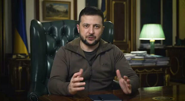 Zelensky, la giacca di pile del presidente ucraino venduta all'asta a un prezzo record