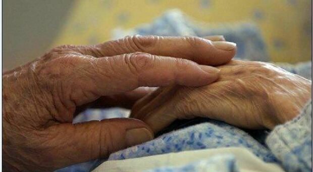 Malata a letto nella Rsa a 97 anni: la multano per il vaccino, dovrà pagare 100 euro