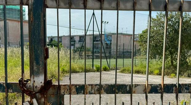 Napoli, si fingeva custode di un campo da calcio: denunciato 60enne
