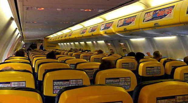 Sviene sul volo Ryanair: colpa di un condizionatore che non funziona